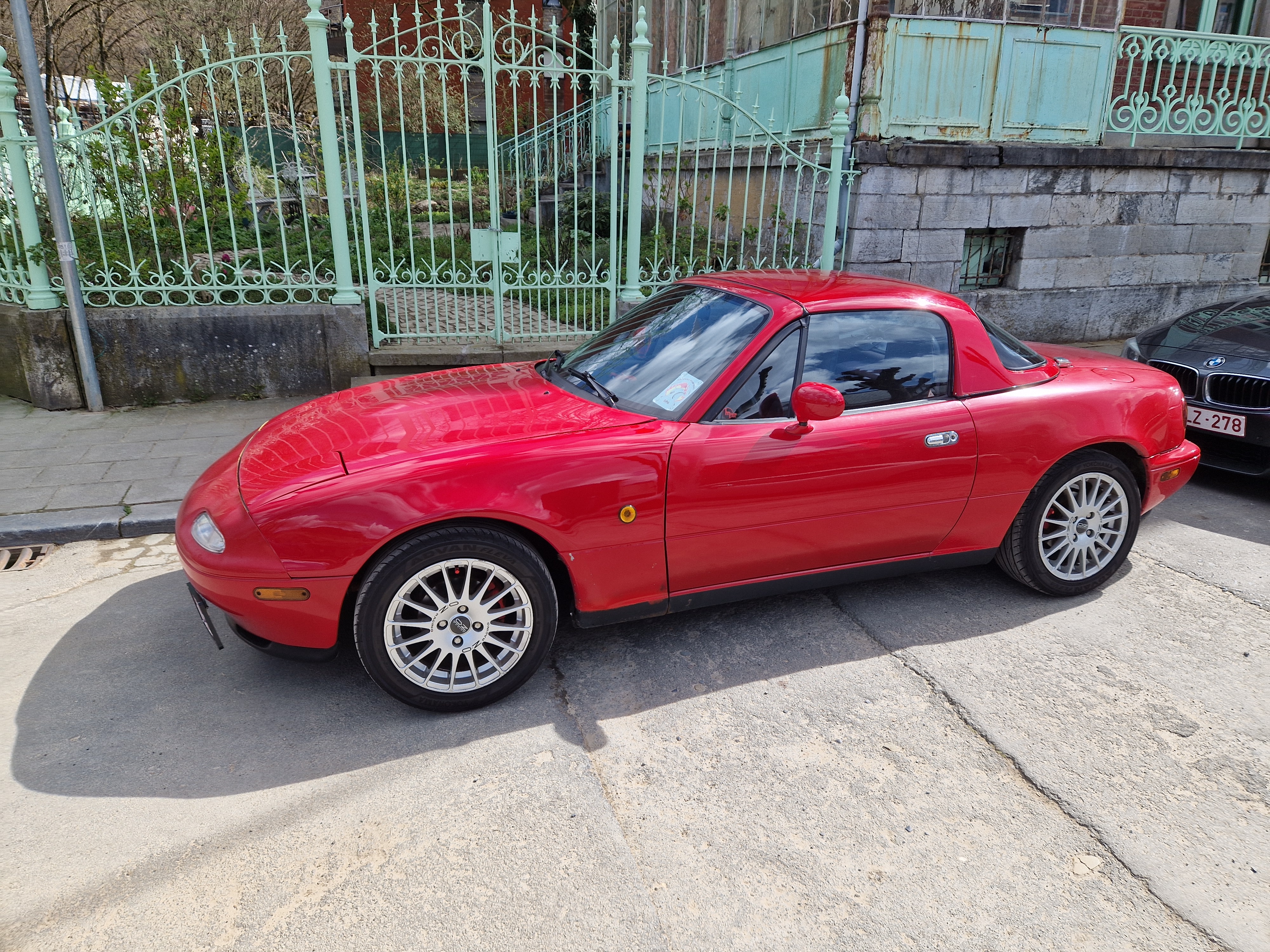 Mazda MX-5 NA rouge - vue 3