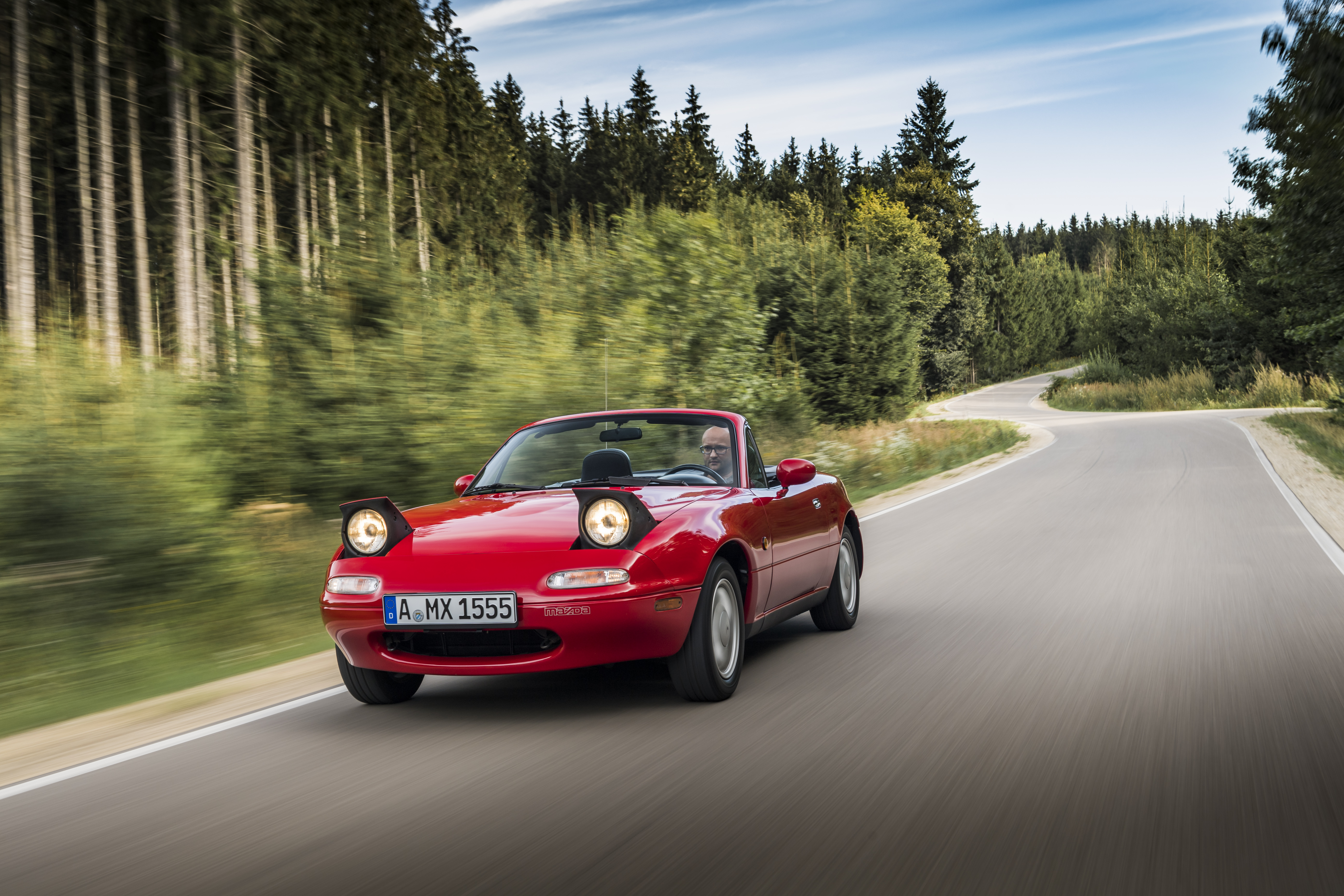 Mazda MX-5 sur une route forestière
